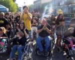 Con motivo de conmemorarse el Día de la Accesibilidad, la organización civil "Acceso ya" convocó a discapacitados motrices y a voluntarios que quisieran subirse a sillas de ruedas para intentar sortear los distintos obstáculos arquitectónicos de la ciudad